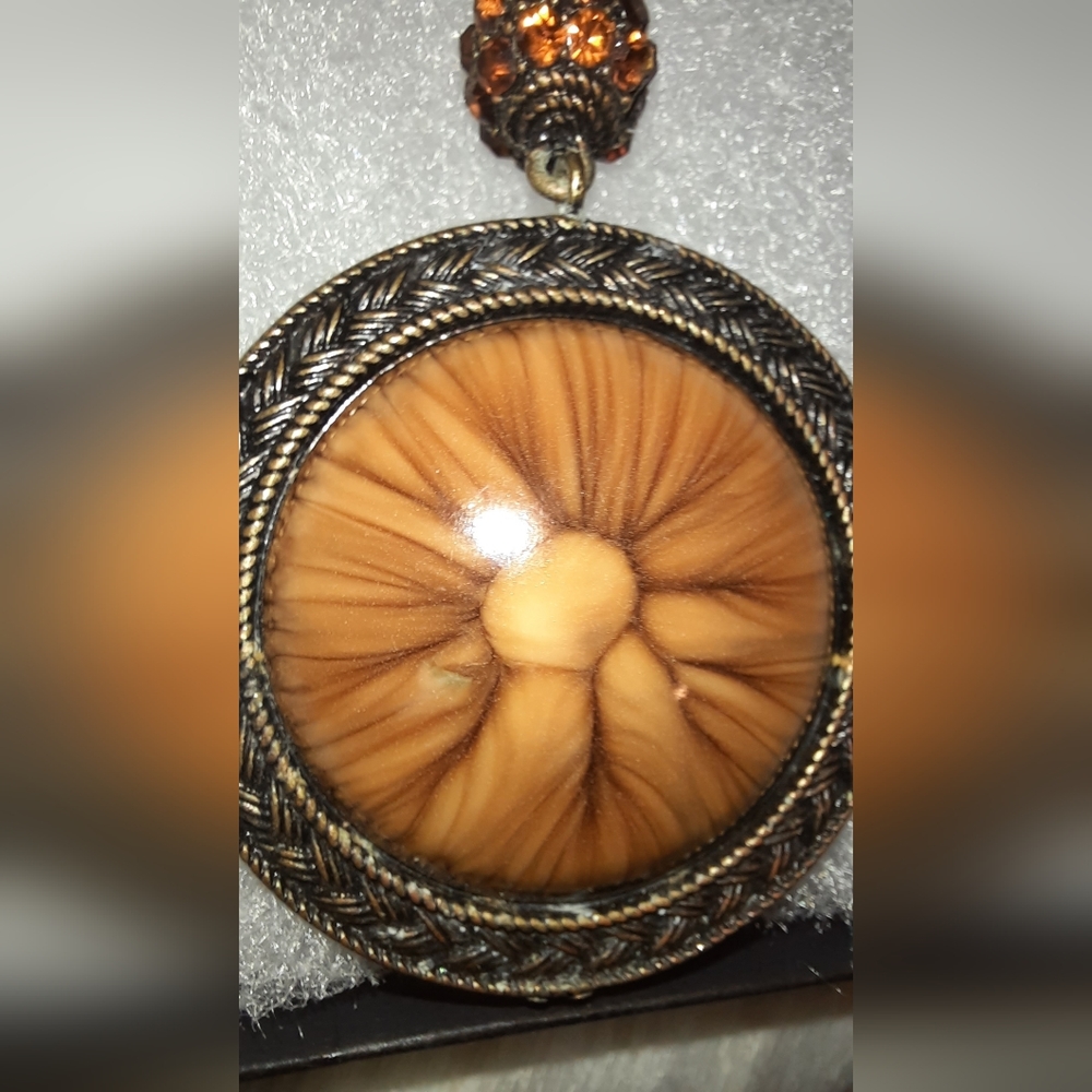 Long necklace with reversible round pendant in antique goldtone - Picture 4 of 5